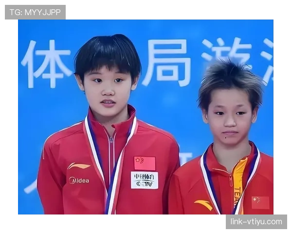 张家齐训练完随手啃鸡腿的样子，真不像拿奥运金牌的人